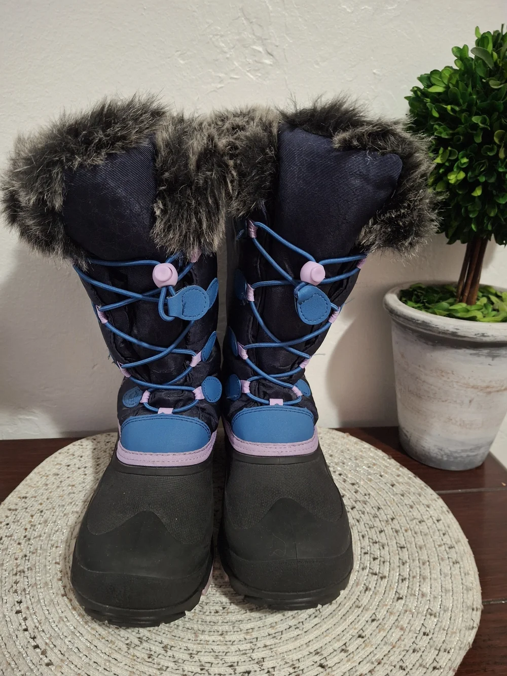 Girls' Kamik Faux-Fur Winter Boots Size 6.